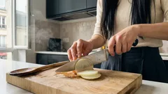 Comment couper un oignon sans pleurer : les gestes qui marchent vraiment