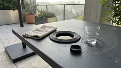 À quoi sert le trou au milieu d’une table de jardin et comment bien l’utiliser