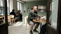 Les 9 sujets qui font décrocher les autres en conversation (et quoi dire à la place)